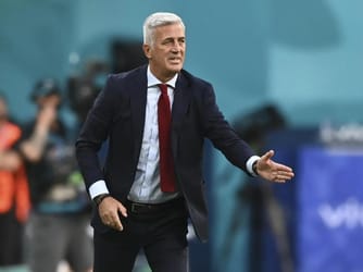 Vladimir Petkovic, entraîneur de football, donne des instructions sur le terrain.