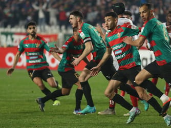Joueurs de football en action lors d'un match important.