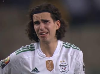 Joueuse algérienne de football avec expression de fatigue ou de déception.