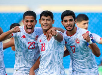 Jeunes joueurs de football tunisiens célébrant leur victoire.