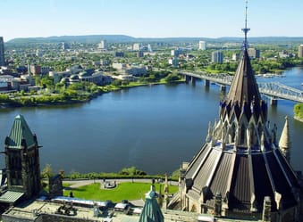 Vue aérienne de Montréal avec le fleuve Saint-Laurent et la vieille ville.