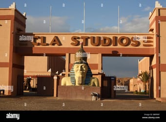 Entrée de La Studio avec sphinx égyptien en façade, architecture marocaine.