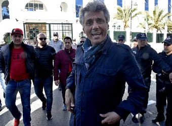 Homme en colère entouré de policiers à l'aéroport d'Orly.