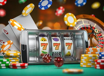 Machine à sous, jetons et cartes dans un casino.