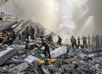 Secours et débris dans les ruines de Gaza.