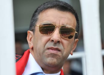 Ali Haddad portant des lunettes de soleil lors d'une audience judiciaire.