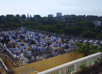 Culte musulman en plein air à Nîmes avec nombreux fidèles.