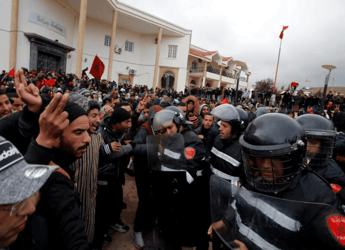 Manifestation au Maroc avec des forces de l'ordre et des manifestants.