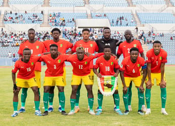 Groupe de joueurs de football guinéens en équipe nationale.