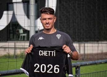 Footballer Chetti à Angers avec maillot et numéro 2026.