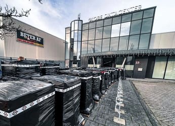 Conteneurs de serveurs dans un centre de données moderne.