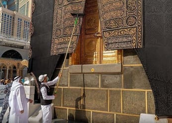 Nettoyage intérieur de la porte de la Kaaba lors d'une cérémonie sacrée.