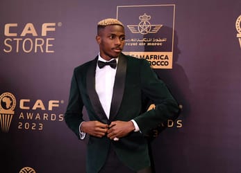 Victor Osimhen en costume élégant lors des CAF Awards 2023.
