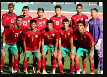L'équipe U17 du Maroc en tenue de match sur le terrain.