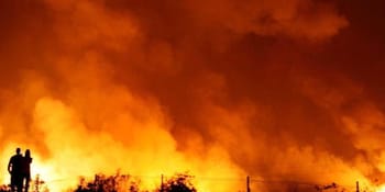 Incendie de forêt à Marseille avec beaucoup de fumée et de flammes.