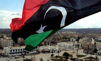 Drapeau libyen flottant au-dessus d'une ville en Libye.