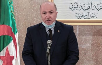 Homme politique parlant lors d'une conférence en Algérie.