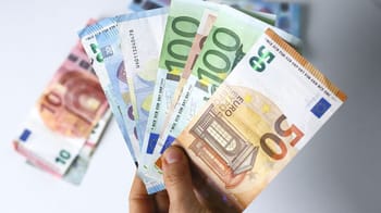 Billets de banque en euros dans la main d'une personne.