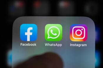 Icones de Facebook, WhatsApp et Instagram sur un smartphone.