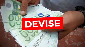 Main tenant des billets de 100 euros avec le mot 'DEVISE' en rouge.