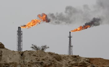 Deux tours de forage avec émissions de gaz et de flammes.