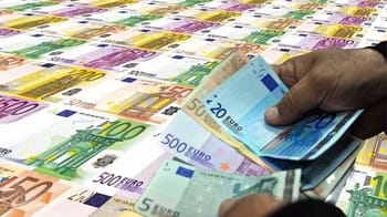 Gros plan sur des billets de banque en euros de différentes valeurs.