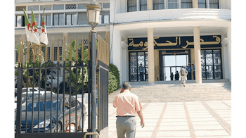 Gouvernement algérien lors d'une réunion officielle à Alger.