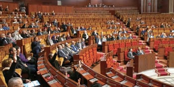 Assemblée parlementaire avec députés et sénateurs en session.