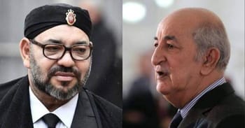 Deux hommes politiques discutent lors d'un événement officiel.