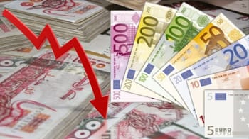 Graphique de baisse avec des billets de banque européens.
