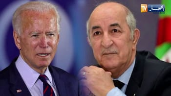 Joe Biden et un homme en conversation lors d'un événement officiel.