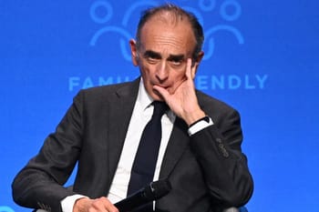 Homme en costume lors d'une conférence sur la famille et la parentalité.