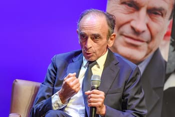 Homme politique parlant lors d'une conférence sur le Maghreb.