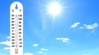 Ciel bleu ensoleillé avec thermomètre indiquant la chaleur.