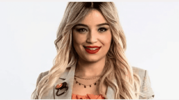 Femme souriante avec cheveux blonds et maquillage rouge.