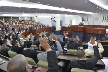 Députés votant lors d'une session parlementaire en Algérie.