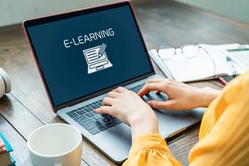 Personne utilisant un ordinateur pour l'apprentissage en ligne.