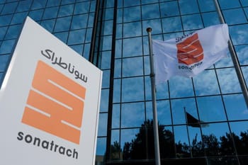 Logo de Sonatrach sur façade vitrée d'un bâtiment moderne.