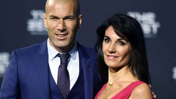 Homme et femme posant lors d'un événement professionnel.