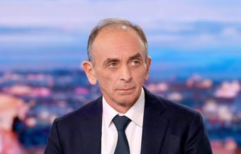 Homme politique lors d'une interview en studio avec fond urbain.
