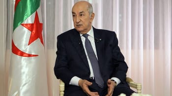Homme politique algérien lors d'une interview officielle.