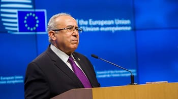 Homme politique parlant lors d'une conférence européenne.