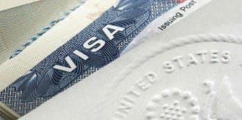Carte Visa avec empreinte digitale pour sécurité renforcée.