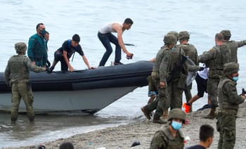 Militaires et civils en opération de sauvetage en mer au Maghreb.