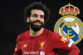 Joueur de football en maillot Liverpool avec logo Real Madrid en arrière-plan.