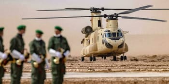 Hélicoptère militaire en opération dans le désert du Sahara.