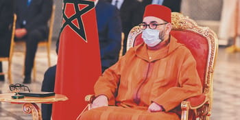 Le roi Mohammed VI portant un masque lors d'une cérémonie officielle au Maroc.