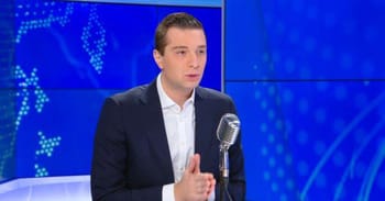 Jeune homme en interview dans un studio avec fond numérique.