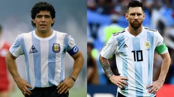 Messi et Maradona en maillot argentin lors d'un match.