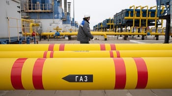 Technicien inspectant des pipelines de gaz dans une installation industrielle.